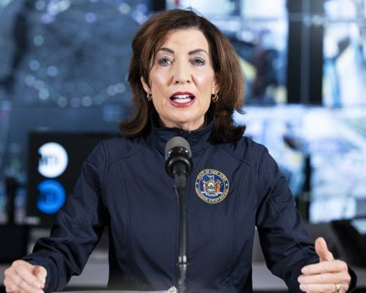 October 9, 2025, New York City, New York, United States: New York State Governor KATHY HOCHUL (D) speaking about Federal funding cuts at the Metropolitan Transportation Authority (MTA) Headquarters building in New York City. New York City United States - ZUMAb161 20251009_aap_b161_004 Copyright: xMichaelxBrochsteinx