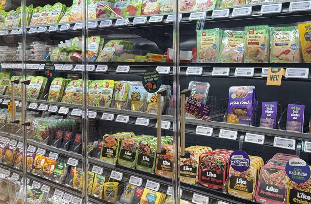 Refrigerated display in a REWE branch with vegan products, including plant-based sausage alternatives. Symbolic image relating to the debate on the EU-wide ban on labelling vegan products with names such as sausage or schnitzel. Nordrhein-Westfalen Deutschland, Germany IMG_0644