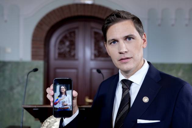 Nobel Peace Prize 2025 Oslo 20251010 The chairman of the Nobel Committee, Joergen Watne Frydnes, with a photo of Maria Corina Machado, the laureate of the Nobel Peace Prize for 2025 The announcement will take place at the Nobel Institute in Oslo on Friday Photo Rodrigo Freitas NTB Oslo Norway dz 8A LcnoQ EDITORIAL USE ONLY Ref POLdz 8A LcnoQ jpg Copyright: xRodrigoxFreitasx xNTBx