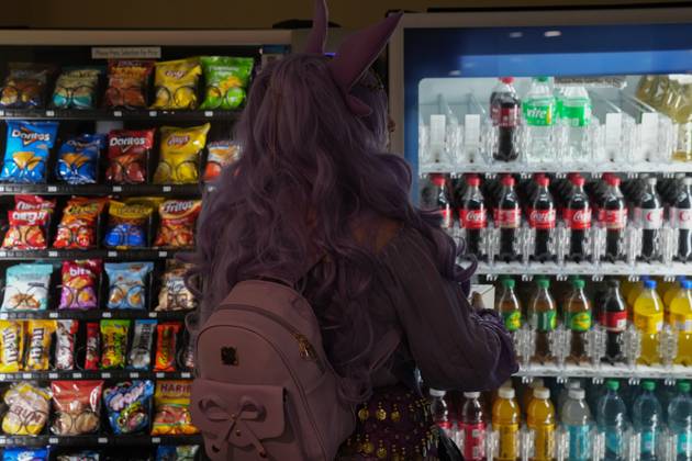 October 10, 2025, New York, New York, USA: An attendee in cosplay looks over drinks at a vending machine at the New York Comic Con at the Jacob K. Javits Convention Center on October 10, 2025 in New York. New York USA - ZUMAb148 20251010_zap_b148_021 Copyright: xBryanxSmithx