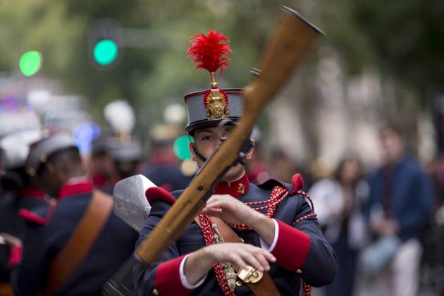 October 12, 2025, Madrid, Madrid, Spain: Members of the King s Memorial Regiment rest from training prior to the start of the military parade, during a military parade through the streets of Madrid on Spain s National Day, which commemorates the arrival of Christopher Columbus to the New World in 1492. Madrid Spain - ZUMAs296 20251012_znp_s296_006 Copyright: xLuisxSotox