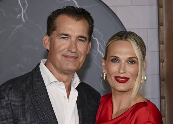 October 6, 2025, Los Angeles, California, USA: American film producer and former Chairman of Netflix Films SCOTT STUBER and American fashion model and actress MOLLY SIMS attend the Los Angeles red carpet premiere of Netflix s Frankenstein Los Angeles USA - ZUMAb173 20251006_aap_b173_351 Copyright: xBillyxBennightx