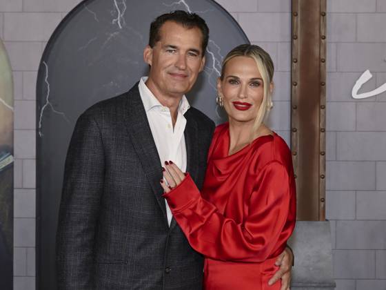 October 6, 2025, Los Angeles, California, USA: American film producer and former Chairman of Netflix Films SCOTT STUBER and American fashion model and actress MOLLY SIMS attend the Los Angeles red carpet premiere of Netflix s Frankenstein Los Angeles USA - ZUMAb173 20251006_aap_b173_353 Copyright: xBillyxBennightx