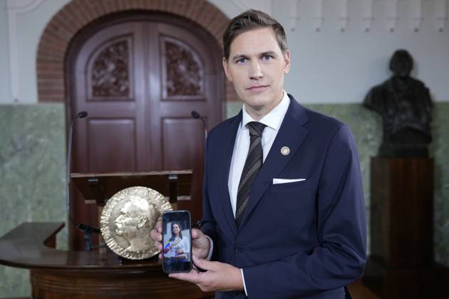 Nobel Peace Prize 2025 Oslo 20251010 The chairman of the Nobel Committee, Joergen Watne Frydnes, with a photo of Maria Corina Machado who has been awarded the Nobel Peace Prize for 2025 The announcement will take place at the Nobel Institute in Oslo on Friday Photo Rodrigo Freitas NTB Oslo Norway zICgwIhrn Y EDITORIAL USE ONLY Ref POLzICgwIhrn Y jpg Copyright: xRodrigoxFreitasx xNTBx