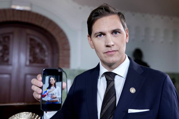Nobel Peace Prize 2025 Oslo 20251010 The chairman of the Nobel Committee, Joergen Watne Frydnes, with a photo of Maria Corina Machado who has been awarded the Nobel Peace Prize for 2025 The announcement will take place at the Nobel Institute in Oslo on Friday Photo Rodrigo Freitas NTB Oslo Norway cx0UMZft7VM EDITORIAL USE ONLY Ref POLcx0UMZft7VM jpg Copyright: xRodrigoxFreitasx xNTBx