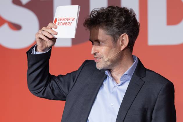 Book Fair Frankfurt 2025 Dr Torsten Casimir Spokesman Frankfurt Book Fair welcomes the press representatives present, but feels blinded and holds a piece of paper protectively in front of his eyes Book Fair Frankfurt 2025 , Frankfurt am Main Hessen Germany Exhibition Grounds