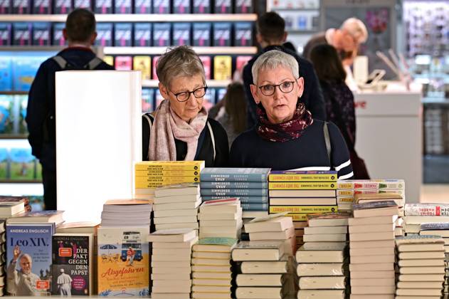 Frankfurt Book Fair 2025 Visitors to the Frankfurt Book Fair on 15 10 2025 20251015MWI090841