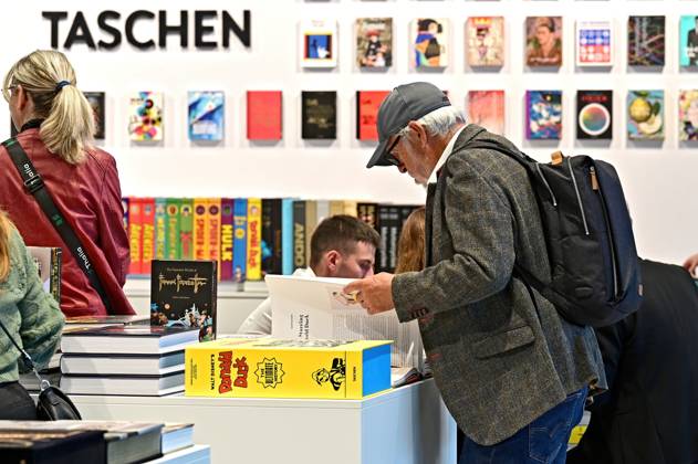 Frankfurt Book Fair 2025 Visitors to the Frankfurt Book Fair on 15 10 2025 20251015MWI090882