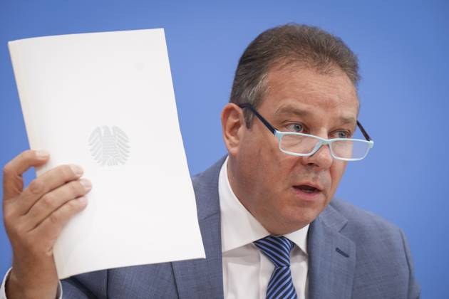 Federal Press Conference, Annual Report 2024 of the Petitions Committee Andreas Mattfeldt Spokesman of the CDU CSU parliamentary group holds the report in his hand during his remarks on the Annual Report 2024 of the Petitions Committee at the Federal Press Conference, Berlin, 15 10 2025 Berlin Berlin Germany