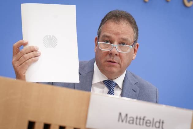 Federal Press Conference, Annual Report 2024 of the Petitions Committee Andreas Mattfeldt Spokesman of the CDU CSU parliamentary group holds the report in his hand during his remarks on the Annual Report 2024 of the Petitions Committee at the Federal Press Conference, Berlin, 15 10 2025 Berlin Berlin Germany