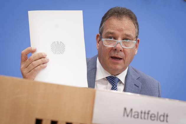 Federal Press Conference, Annual Report 2024 of the Petitions Committee Andreas Mattfeldt Spokesman of the CDU CSU parliamentary group holds the report in his hand during his remarks on the Annual Report 2024 of the Petitions Committee at the Federal Press Conference, Berlin, 15 10 2025 Berlin Berlin Germany