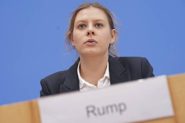 Federal Press Conference, Annual Report 2024 of the Petitions Committee Daniela Rump Chairwoman of the SPD in portrait during her remarks on the Annual Report 2024 of the Petitions Committee at the Federal Press Conference, Berlin, 15 10 2025 Berlin Berlin Germany