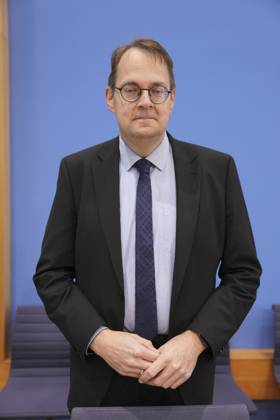 Federal Press Conference, Annual Report 2024 of the Petitions Committee Soeren Pellmann Chairman of DIE LINKE at the presentation of the Annual Report 2024 of the Petitions Committee at the Federal Press Conference, Berlin, 15 10 2025 Berlin Berlin Germany