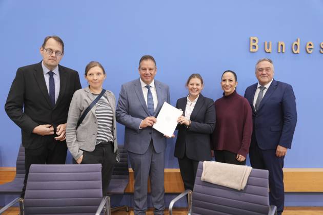 Federal Press Conference, Annual Report 2024 of the Petitions Committee Group photo l r Soeren Pellmann Chairman of DIE LINKE , Corinna Rueffer Chairman of BUENDNIS 90 DIE GRUENEN , Andreas Mattfeldt Spokesman of the CDU CSU parliamentary group