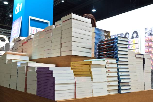 15 10 2025, Frankfurt am Main, DEU, Frankfurt Book Fair View in Hall 3 Many colorful books under the theme Young Adult
