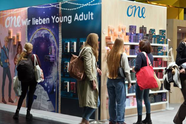 15 10 2025, Frankfurt am Main, DEU, Frankfurt Book Fair View in Hall 3 Many colorful books under the theme Young Adult