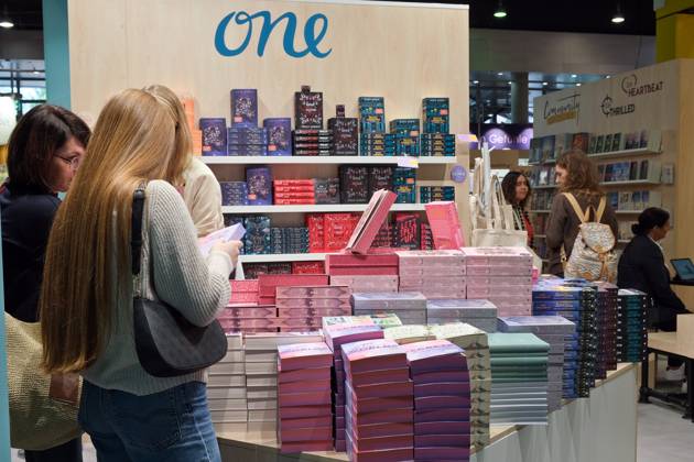 15 10 2025, Frankfurt am Main, DEU, Frankfurt Book Fair View in Hall 3 Many colorful books under the theme Young Adult