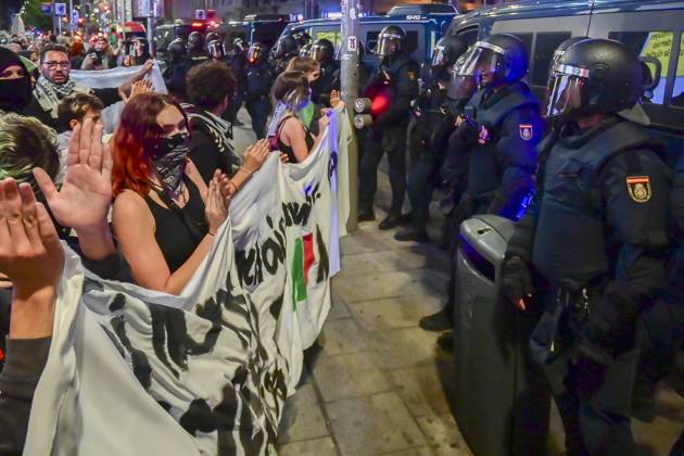 October 15, 2025, Madrid, Madrid, SPAIN: Protesters take part in a march in support of Palestine during the general strike on October 15 (15O) in Madrid, Spain. Thousands gathered to demand an end to the offensive in Gaza and to show solidarity with the Palestinian people. At the end of the demonstration, clashes broke out between a small group of protesters and SpainÃ¢â‚¬â ¢s National Police. Madrid SPAIN - ZUMAz108 20251015_znp_z108_136 Copyright: xRichardxZubelzux