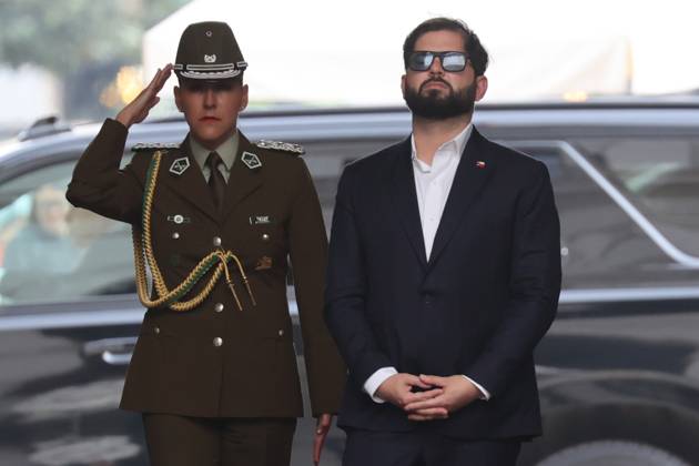 Santiago October 16, 2025 The President of the Republic, Gabriel Boric, receives the Honors of the Guard of La Moneda Palace Dragomir Yankovic Aton Chile, Santiago Chile Aton Chile Aton 1054382 Copyright: DRAGOMIRxYANKOVIC ATONxCHILE