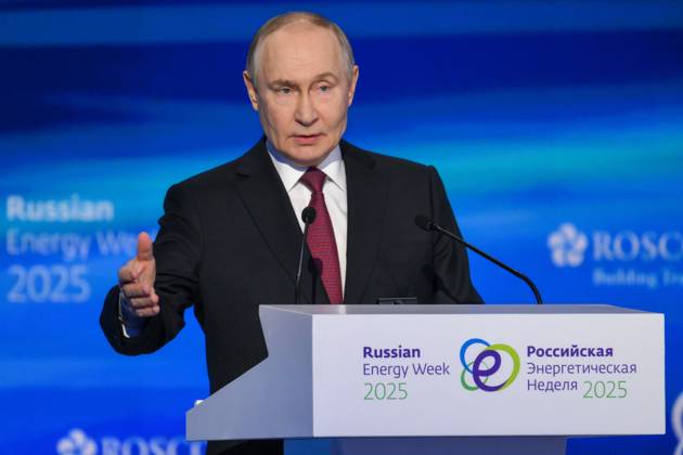 October 16, 2025, Moscow, Russia: Russia s President VLADIMIR PUTIN addresses a plenary session as part of the 2025 Russian Energy Week Forum at the Manege Central Exhibition Hall. Moscow Russia - ZUMAt113 20251016_zaa_t113_149 Copyright: xGrigoryxSysoyevx