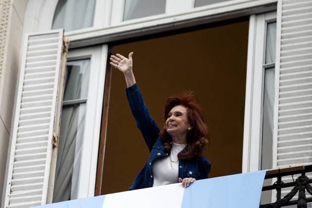 October 17, 2025, Buenos Aires, Buenos Aires, argentina: On Peronist Loyalty Day, 80 years after October 17, 1945, Peronist protesters marched to greet Cristina Kirchner, the current leader of Peronism, at 1111 San Jose Street in Buenos Aires, where she is serving house arrest. Cristina greets her followers from the balcony of her home. Buenos Aires argentina - ZUMAr233 20251017_zip_r233_005 Copyright: xMatiasxRosinganax