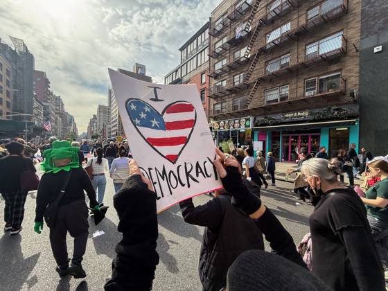 October 18, 2025, New York, New York, USA: Protesters march in the No Kings Protest against the Trump administration down Seventh Avenue in Chelsea on October 18, 2025 in New York. New York USA - ZUMAb148 20251018_zap_b148_007 Copyright: xBryanxSmithx