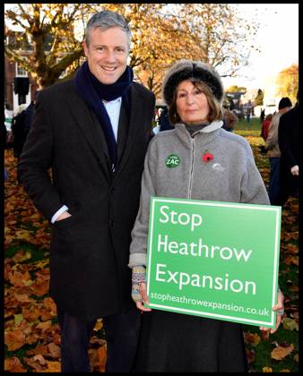 Image Licensed to Parsons Media. 19 11 2016. London, United Kingdom. Zac Goldsmith Heathrow rally. Richmond. Independent candidate for Richmond Zac Goldsmith with his mother Lady Annabel Goldsmith, at a rally on Richmond Green, against the Heathrow expansion. Zac Goldsmith with supporters of NO to the 3rd Runway at Heathrow.  Copyright: xAndrewxParsonsx xParsonsxMediax PAR-3196-0019