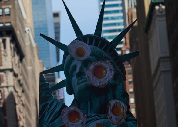 October 18, 2025, New York, New York, USA: Protester holds a Statue of Liberty sign with eggs thrown at her in No Kings protest in opposition to measures Donald Trump has taken to install authoritarian style rule. New York USA - ZUMAl171 20251018_znp_l171_019 Copyright: xEdnaxLeshowitzx