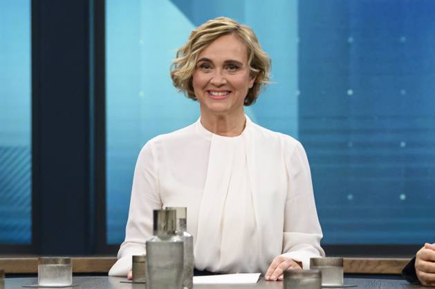 in the picture from l Caren Miosga, GER, Berlin, Studio, guest of Caren Miosga, Polittalk, TV, format, with presenter, Das Erste, from Adlershof at Studio 20, topic Middle East and Ukraine How effective is the Trump method, 19 10 2025 Copyright: HMBxMedia UwexKoch