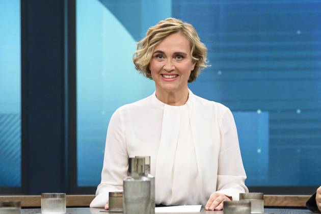in the picture from l Caren Miosga, GER, Berlin, Studio, guest of Caren Miosga, Polittalk, TV, format, with presenter, Das Erste, from Adlershof at Studio 20, topic Middle East and Ukraine How effective is the Trump method, 19 10 2025 Copyright: HMBxMedia UwexKoch