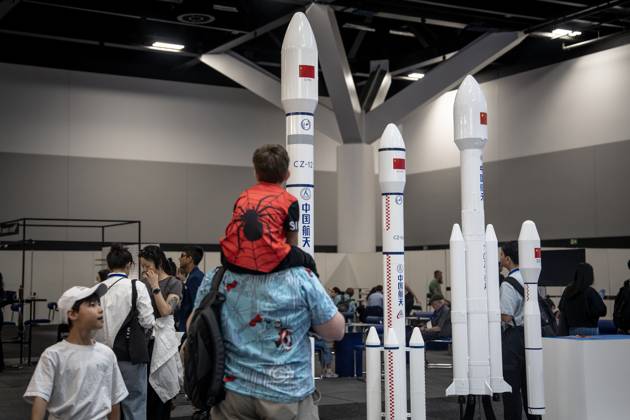 76th International Astronautical Congress in Sydney SYDNEY, AUSTRALIA - OCTOBER 2: People explore exhibitions in the foyer area and take part in space-themed interactive experiences during the Public Day event of the 76th International Astronautical Congress (IAC 2025) in Sydney, Australia on October 2, 2025. The congress concluded with a flag handover ceremony to Turkiye, which will host the 77th edition of the event next year. Organized under the theme Sustainable Space: Resilient Earth from September 29 to October 3, the congress brought together thousands of participants from the global space community. Ozge Elif Kizil Anadolu Sydney Australia. Editorial use only. Please get in touch for any other usage. Copyright: x2025xAnadoluxOzgexElifxKizilx