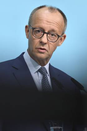 Bundeskanzler Friedrich Merz bei der Pressekonferenz im CDU Konrad Adenauer Haus. Die CDU beendet ihre Klausurtagung, in deren Mittelpunkt die Strategie für die fünf Landtagswahlen im nächsten Jahr steht. Vor allem geht es darum gehen, wie man dem Hauptgegner AfD begegnet. Berlin 20.10.25 Bundeskanzler Merz und Generalsekretär Linnemann bei PK in Berlin