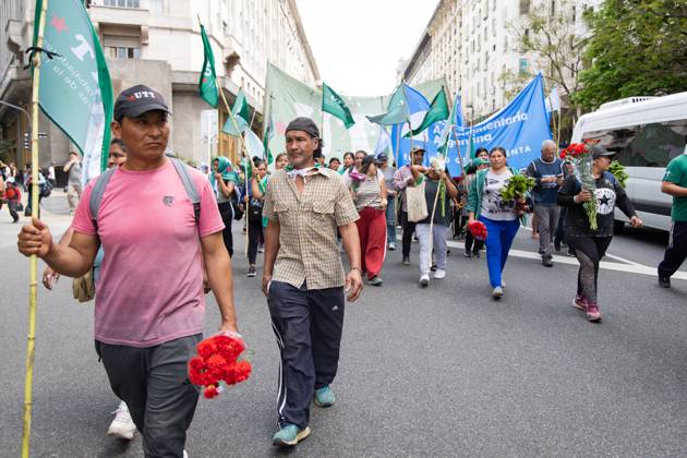 October 16, 2025, Buenos Aires, Buenos Aires, Argentina: Farmers march to Plaza de Mayo to distribute fresh food in protest against the production crisis and the collapse in consumption. Buenos Aires Argentina - ZUMAp265 20251016_zip_p265_004 Copyright: xDelfinaxCorberaxPix