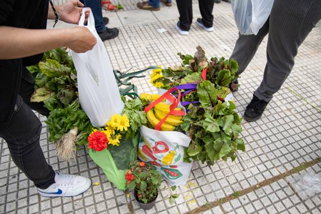 October 16, 2025, Buenos Aires, Buenos Aires, Argentina: Food Gathered by the People During FarmersÃ¢â‚¬â ¢ Protest at Plaza de Mayo.Fresh produce freely shared in response to the sectorÃ¢â‚¬â ¢s ongoing crisis. Buenos Aires Argentina - ZUMAp265 20251016_zip_p265_009 Copyright: xDelfinaxCorberaxPix