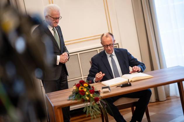Federal Chancellor Friedrich Merz signs the guest book of the state of Baden Württemberg in the presence of Minister President Winfried Kretschmann Inaugural visit of the Federal Chancellor to Baden Württemberg, Villa Reitzenstein in Stuttgart, Stuttgart Baden Württemberg Germany Villa Reitzenstein