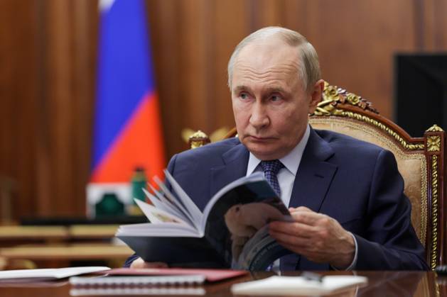 October 21, 2025, Moscow, Russia: Russia s President Vladimir Putin during a meeting with the head of Russia s Federal Service for Supervision of Natural Resources (Rosprirodnadzor), Svetlana Radionova, at the Moscow Kremlin. Moscow Russia - ZUMAt113 20251021_zaa_t113_116 Copyright: xAlexanderxKazakovx
