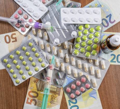 Gesundheit Pharmabranche zu hohe Verkaufspreise bei Medikamenten, Tabletten und Geld Health Pharmaceutical industry too high sales prices for medicines, tablets and money Health Pharmaceutical industry too high sales prices for medicines, tablets and money Health Pharmaceutical industry too high sales prices for medicines, tablets and money Copyright: imageBROKER VolkerxSchlichting ibxiqx14796857.jpg