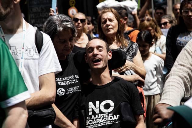 October 22, 2025, Buenos Aires, Buenos Aires, Argentina: The Disability collective is marching from the National Congress to the Ministry of Health, demanding that Milei s government comply with the Emergency Disability Law. Buenos Aires Argentina - ZUMAr233 20251022_zip_r233_007 Copyright: xMatiasxRosinganax
