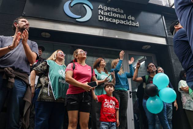 October 22, 2025, Buenos Aires, Buenos Aires, Argentina: Relatives of people with disabilities listen to a speech outside the National Disability Agency during a demonstration demanding enforcement of the Disability Emergency Law. Buenos Aires Argentina - ZUMAp265 20251022_zip_p265_001 Copyright: xDelfinaxCorberaxPix