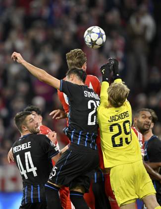 Strafraumszene, Torraumszene Kopfballduell Zweikampf Aktion Torwart Nordin Jackers Club Brugge FC Brügge (29) gegen Harry Kane FC Bayern München FCB (09) Aleksandar Stankovic Club Brugge FC Brügge (25) Brandon Mechele Club Brugge FC Brügge (44) Champions League, Allianz Arena, München, Bayern, Deutschland Penalty area scene, goal room scene header duel duel action goalkeeper Nordin Jackers Club Brugge FC Brugge FC Brugge (29) against Harry Kane FC Bayern Munich FCB (09) Aleksandar Stankovic Club Brugge FC Brugge FC Brugge (44) Champions League, Allianz Arena, Munich, Bayern, Germany Copyright: imageBROKER MichaelxWeber iblimw15447429