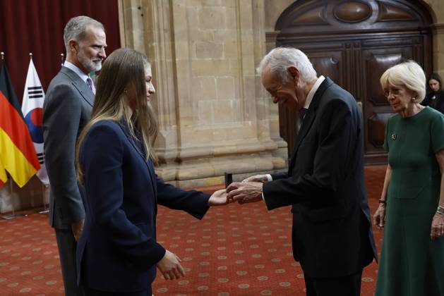 Spanish King Felipe VI and Queen Letizia with Princess Leonor de Borbon and Infant Sofia de Borbon during an audience with the awarded the Princess of Asturias awards 2025 in Oviedo, on Friday 24 October 2025 Cordon Press
