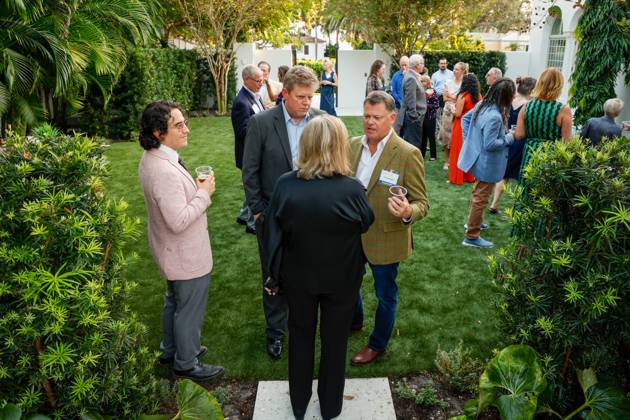 October 23, 2025, St. Petersburg, Florida, USA: Tampa Bay Times staffers mingle with guests during the annual Cocktails and News fundraiser event on Thursday, Oct. 23, 2025, in St. Petersburg. St. Petersburg USA - ZUMAs70_ 20251023_zan_s70_085 Copyright: xJeffereexWoox