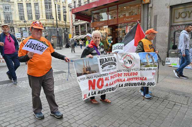October 25, 2025, Madrid, Spain: Protesters hold a banner during a demonstration in defense of the Public Pension System, demanding decent public pensions. Madrid Spain - ZUMAs197 20251025_aaa_s197_142 Copyright: xAtilanoxGarciax