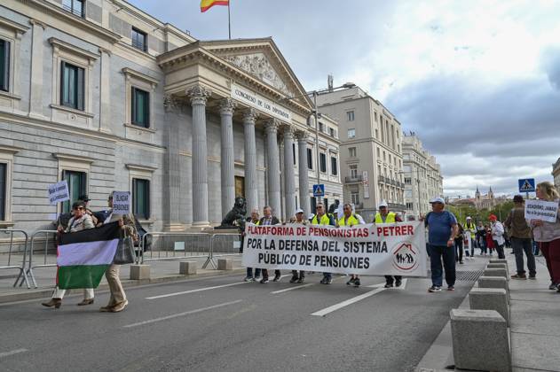 October 25, 2025, Madrid, Spain: Protesters hold a banner during a demonstration in defense of the Public Pension System, demanding decent public pensions. Madrid Spain - ZUMAs197 20251025_aaa_s197_148 Copyright: xAtilanoxGarciax