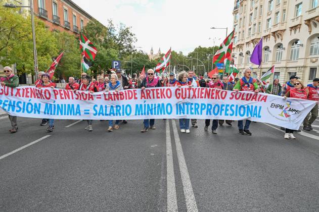 October 25, 2025, Madrid, Spain: Protesters hold a banner during a demonstration in defense of the Public Pension System, demanding decent public pensions. Madrid Spain - ZUMAs197 20251025_aaa_s197_150 Copyright: xAtilanoxGarciax