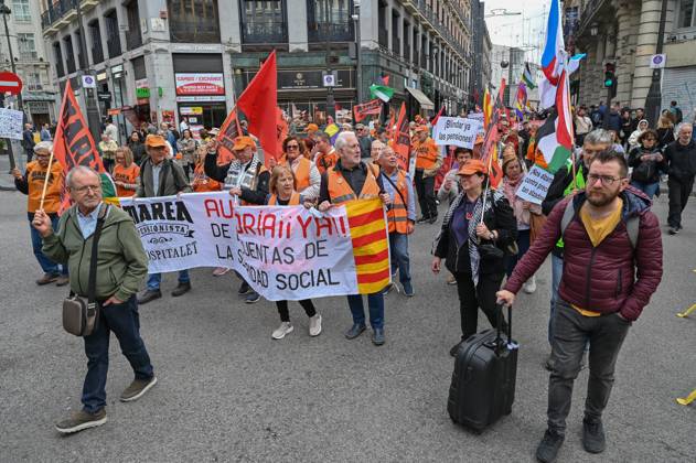 October 25, 2025, Madrid, Spain: Protesters hold a banner during a demonstration in defense of the Public Pension System, demanding decent public pensions. Madrid Spain - ZUMAs197 20251025_aaa_s197_156 Copyright: xAtilanoxGarciax