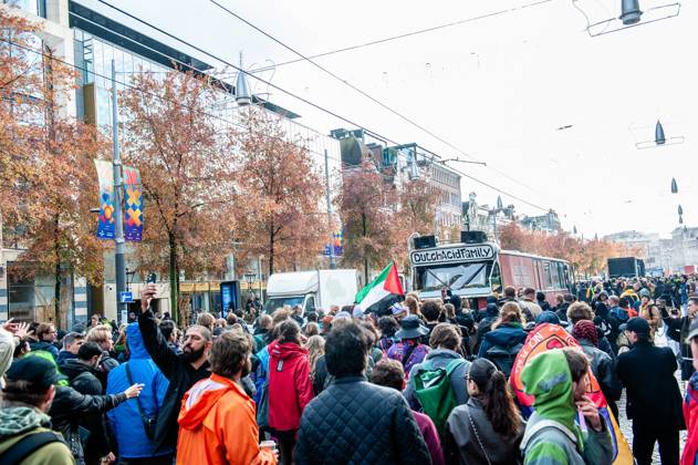 October 25, 2025, Amsterdam, North Holland, Netherlands: People are dancing behind one of the music trucks. ADEV (Amsterdam Danst Ergens Voor), in English Amsterdam Dances For A Cause , organized for the 13th time its annual demonstration for squatting, free spaces, and affordable housing in the city. People danced, accompanied by large trucks and loud music systems, to reclaim more free spaces in the city. Amsterdam Netherlands - ZUMAs197 20251025_aaa_s197_441 Copyright: xAnaxFernandezx