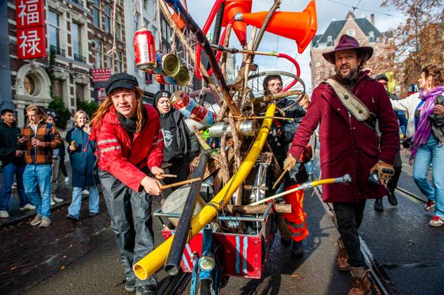 October 25, 2025, Amsterdam, North Holland, Netherlands: People are seen playing homemade instruments placed on a bike. ADEV (Amsterdam Danst Ergens Voor), in English Amsterdam Dances For A Cause , organized for the 13th time its annual demonstration for squatting, free spaces, and affordable housing in the city. People danced, accompanied by large trucks and loud music systems, to reclaim more free spaces in the city. Amsterdam Netherlands - ZUMAs197 20251025_aaa_s197_451 Copyright: xAnaxFernandezx