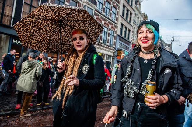 October 25, 2025, Amsterdam, North Holland, Netherlands: Two women are seen dancing and drinking behind one of the trucks. ADEV (Amsterdam Danst Ergens Voor), in English Amsterdam Dances For A Cause , organized for the 13th time its annual demonstration for squatting, free spaces, and affordable housing in the city. People danced, accompanied by large trucks and loud music systems, to reclaim more free spaces in the city. Amsterdam Netherlands - ZUMAs197 20251025_aaa_s197_454 Copyright: xAnaxFernandezx