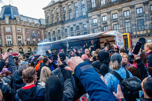 October 25, 2025, Amsterdam, North Holland, Netherlands: People are dancing next to one of the music trucks. ADEV (Amsterdam Danst Ergens Voor), in English Amsterdam Dances For A Cause , organized for the 13th time its annual demonstration for squatting, free spaces, and affordable housing in the city. People danced, accompanied by large trucks and loud music systems, to reclaim more free spaces in the city. Amsterdam Netherlands - ZUMAs197 20251025_aaa_s197_455 Copyright: xAnaxFernandezx